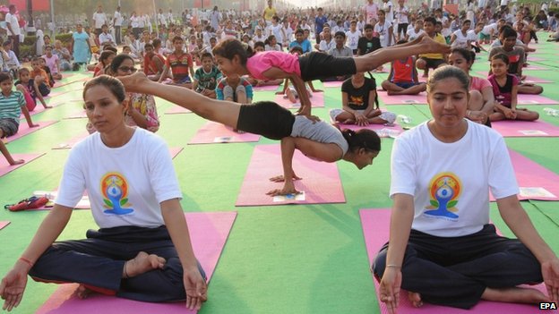 Энтузиасты йоги репетируют перед Международным днем ??йоги в Раджпате в Нью-Дели, Индия, 19 июня 2015 г.