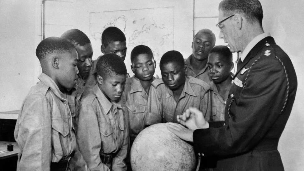 Колониальный офицер преподает географию группе школьников в Родезии