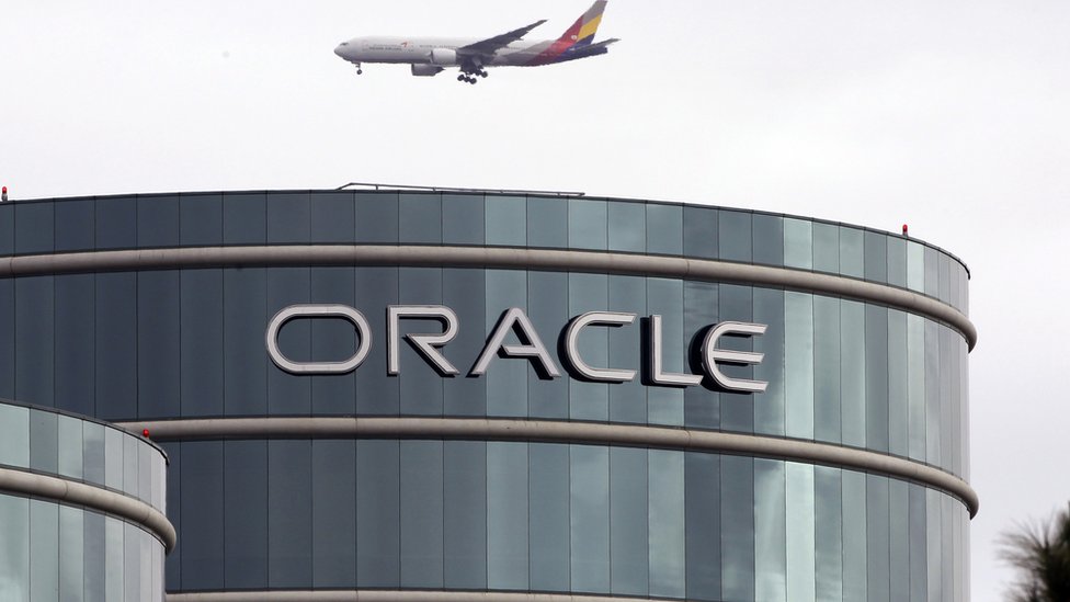 Самолет пролетает над штаб-квартирой Oracle в Редвуд-Сити, Калифорния. 26 мая 2016 г.