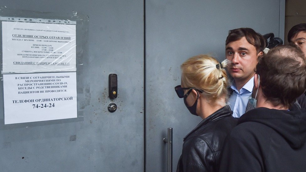 Юлия Навальный у отделения отравления Омской больницы