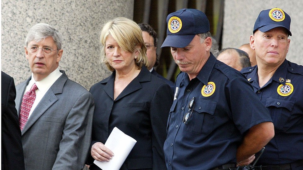 Martha Stewart (centro), una ejecutiva, escritora y personalidad de TV, cuando fue sentenciada en Manhattan en 2004