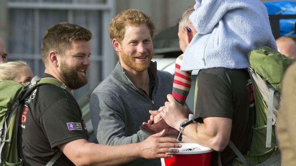 Принц Гарри приветствует участника благотворительной акции «Прогулки с ранеными» в Букингемском дворце