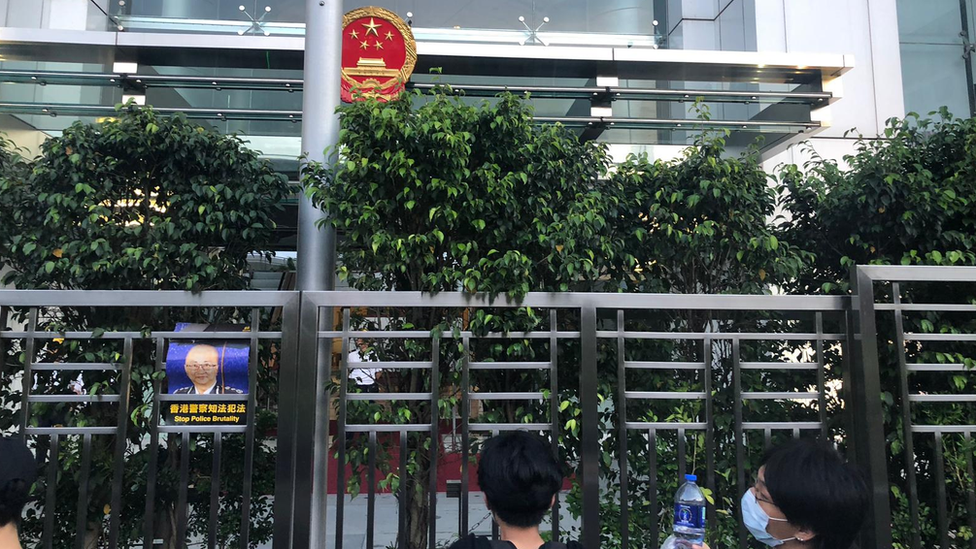 中聯辦門前，有示威者敲打鐵閘，要求中聯辦主任王志民出來。