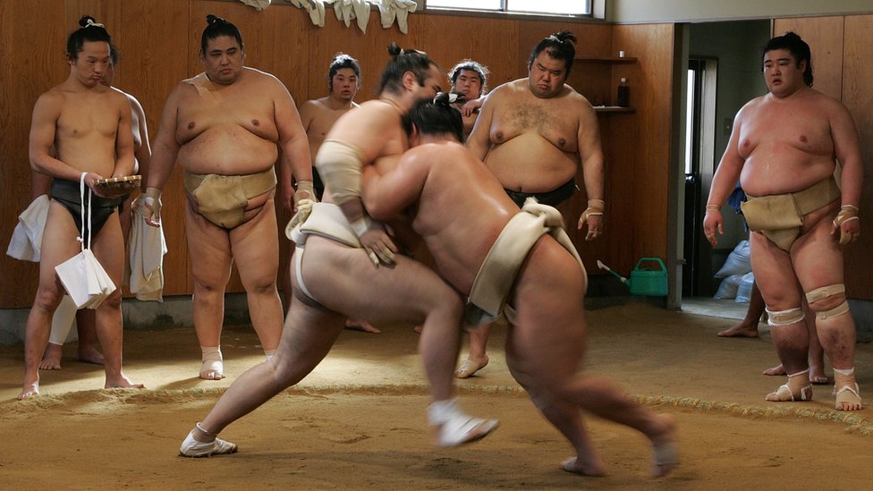 Борцы сумо принимают участие в тренировке в конюшне сумо Мусасигава 1 марта 2007 года в Осаке, Япония