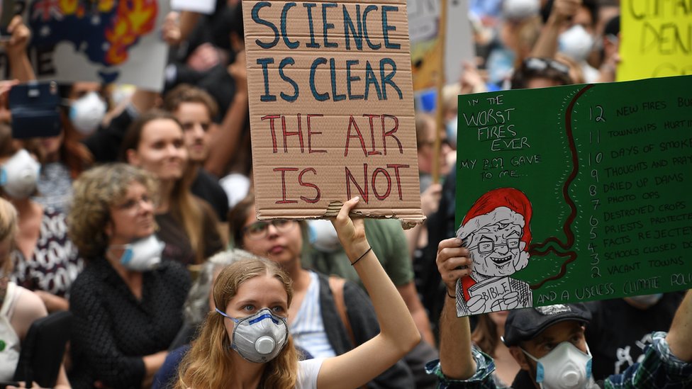 Люди протестуют во время демонстрации по чрезвычайным ситуациям с изменением климата под названием «Новый Южный Уэльс горит, Сидней задыхается», организованной Студентами Университета за климатическое правосудие в Сиднее, Австралия, 11 декабря 2019 г.