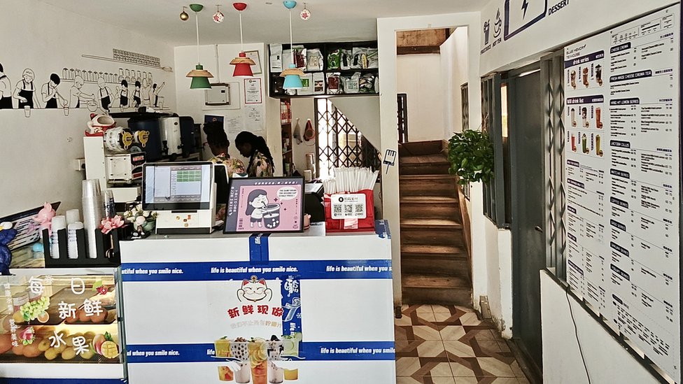 在加納首都阿克拉，一家中國人開的奶茶店。