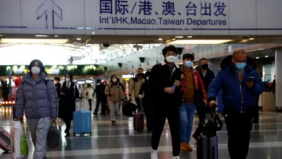 Viajantes chineses em aeroporto