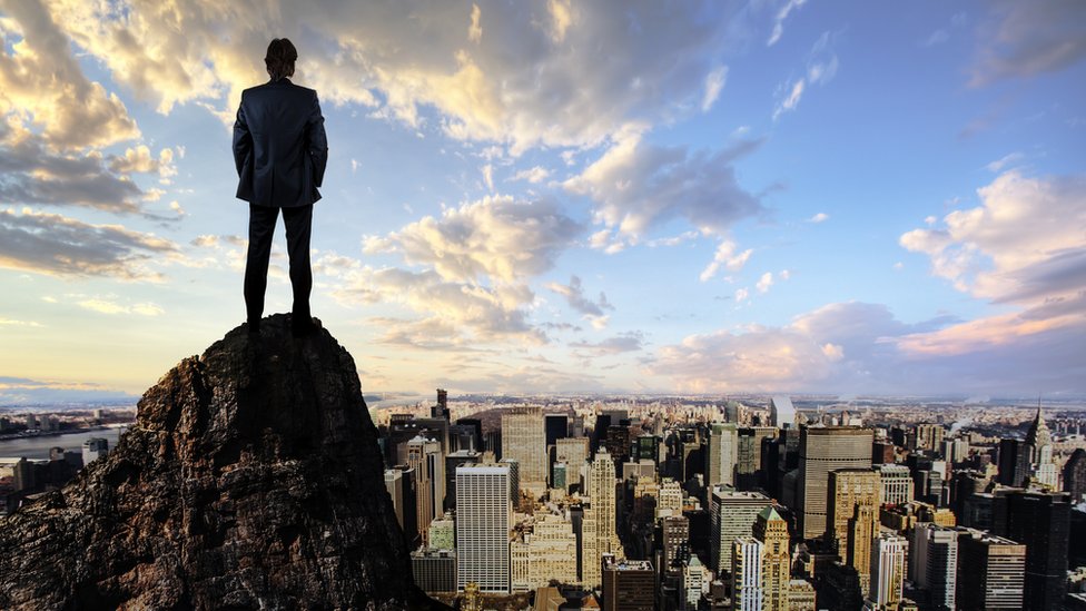 La mayoría de los millonarios eligen Estados Unidos para vivir. Hombre mirando a la ciudad.