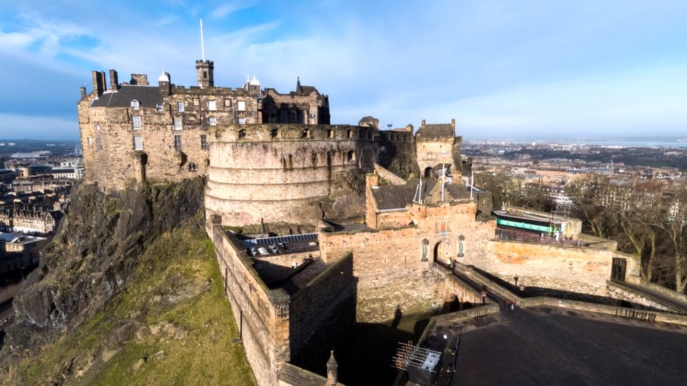 Covid in Scotland: Huge drop in visitors to Edinburgh Castle - BBC News