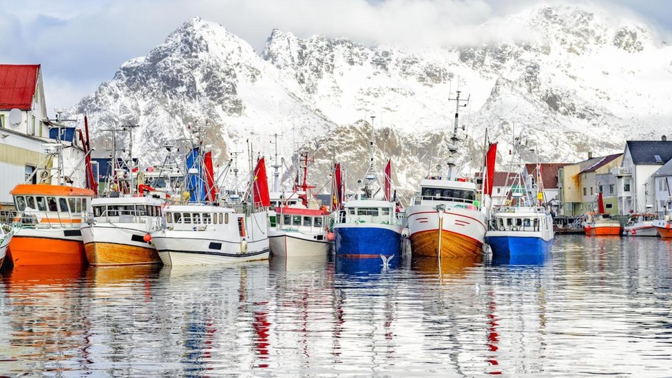 Una fila de botes en Noruega