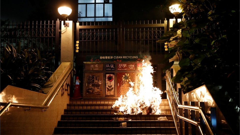 Пожары, устроенные активистами возле полицейского участка Гонконга