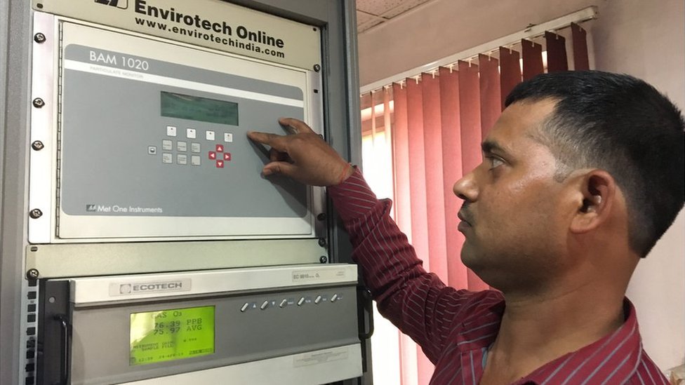 Оператор Раджеш Гупта показывает машину для измерения PM2,5 в Канпуре