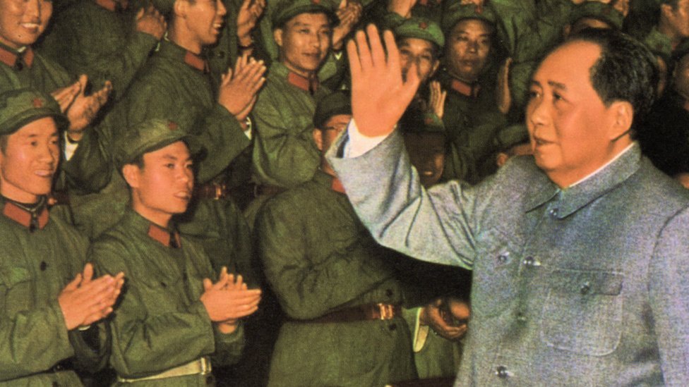 毛澤東會見解放軍官兵的資料照片。