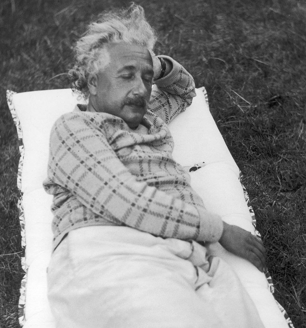 Albert Einstein dormido