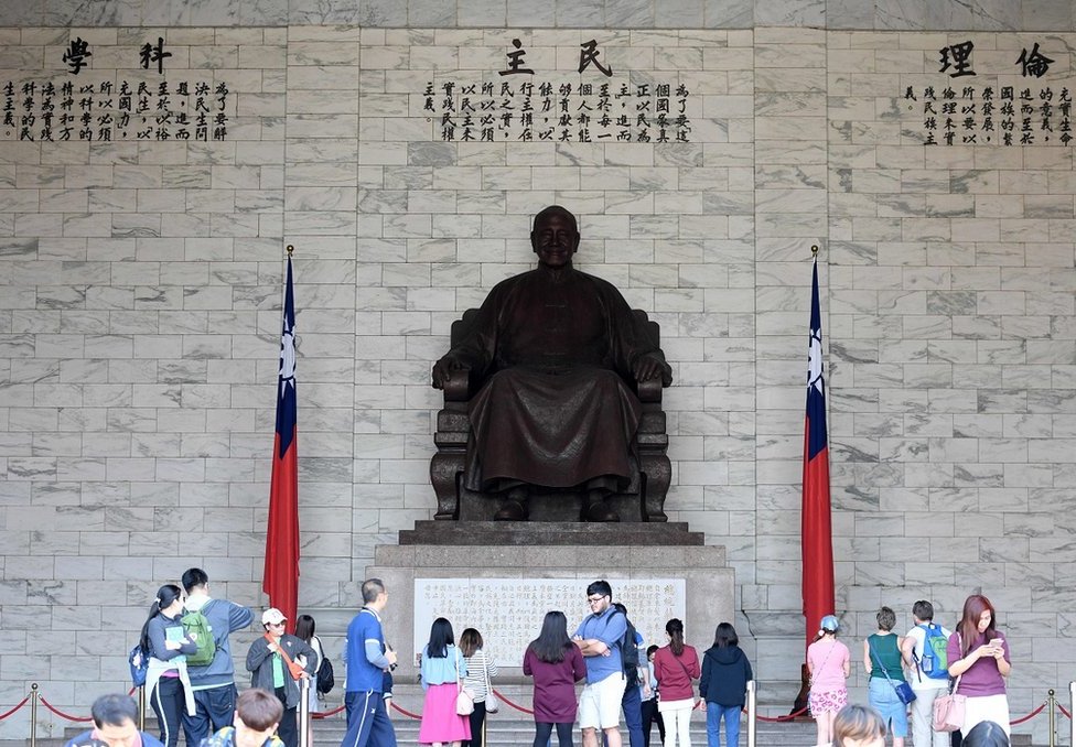遊客在台灣已故總統蔣介石的雕像前參觀。