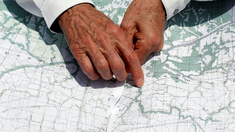 Госсекретарь США Джон Керри использует карту, чтобы указать, где во Вьетнаме произошла засада