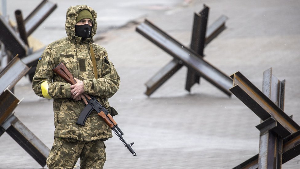Un soldado ucraniano patrulla frente al monumento de la Independencia en Kiev.