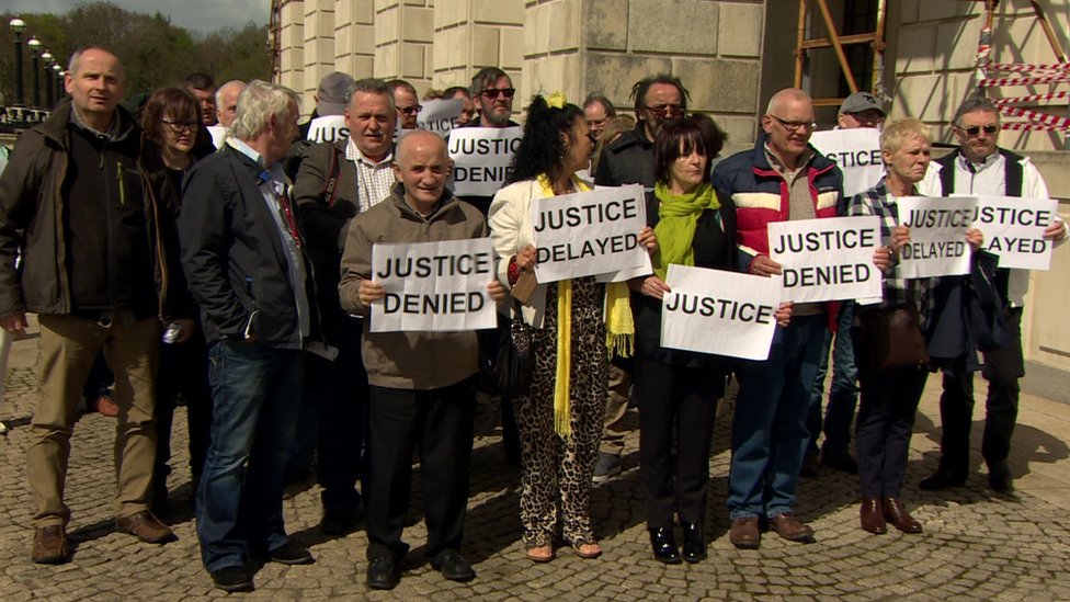 Протест Stormont со стороны жертв исторических злоупотреблений в учреждениях в апреле 2017 г.