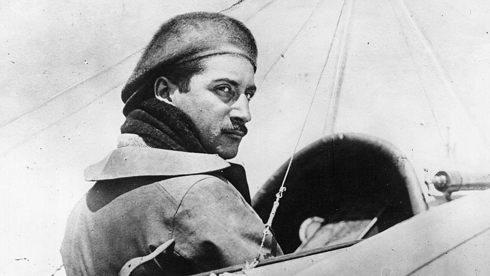 El complejo de tenis fue bautizado así en honor al aviador de la Primera Guerra francés Roland Garros. Roland Garros