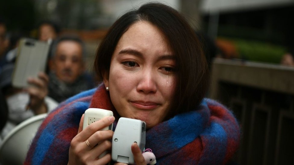 La periodista japonesa Shiori Ito derrama una lágrima mientras habla con los periodistas fuera del tribunal de distrito de Tokio el 18 de diciembre de 2019 después de escuchar el fallo sobre una demanda por daños y perjuicios de ella, tras acusar a un exreportero de televisión de violación.