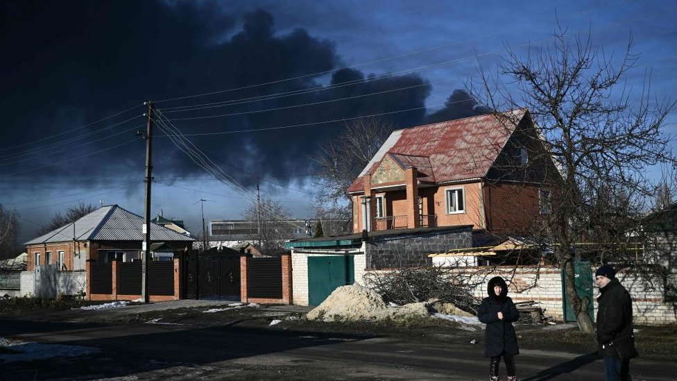 Humo negro sale de un aeropuerto militar en Chuguyev, en el marco de la operación militar rusa en Ucrania.