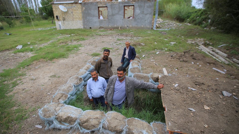 Die Anwohner versammeln sich vor einem Unterstand, um während der Kämpfe um die abtrünnige Region Berg-Karabach am 30. September 2020 Schutz zu suchen