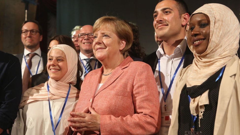 Merkel apostó por acoger refugiados, pese a que las encuestas reflejaron una caída de su popularidad. La canciller, con un grupo de jóvenes asilados en Alemania, en Berlín.