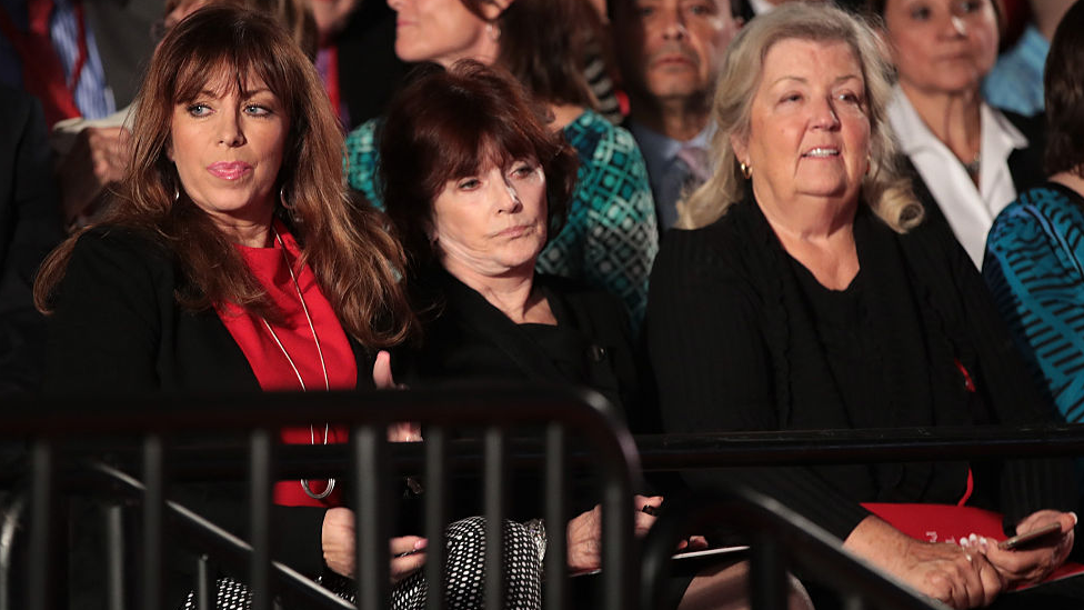 На этом снимке Паула Джонс, Кэтлин Уилли и Хуанита Броддрик наблюдают за президентскими дебатами в Вашингтонском университете 9 октября 2016 года в Сент-Луисе, штат Миссури. Все трое обвиняют Билла Клинтона в изнасиловании их.