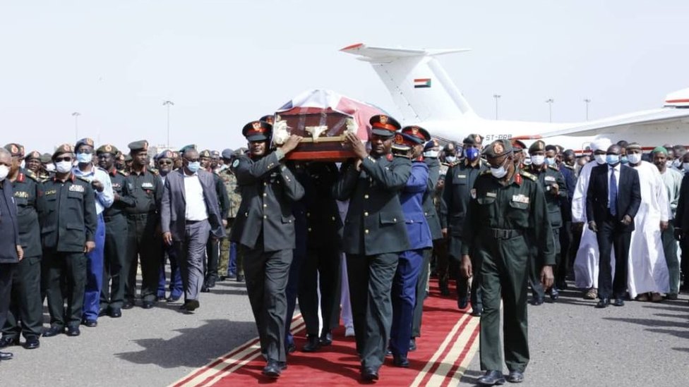 Гроб 59-летнего министра обороны Судана Гамаля Омера, скончавшегося в Джубе, столице соседнего Южного Судана, несут во время официальной похоронной церемонии в международном аэропорту Хартума 25 марта 2020 года в Хартуме, Судан.