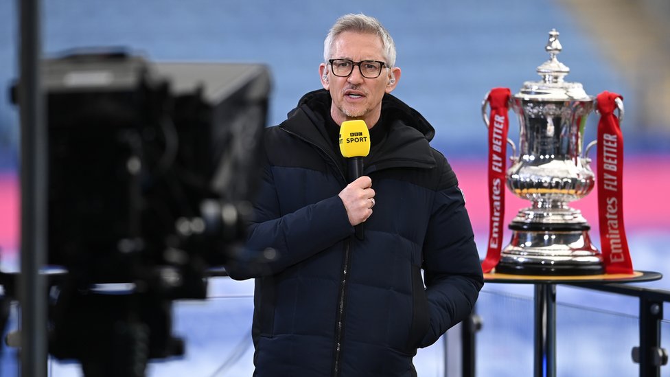 Gari Lineker, stručnjak BBC sporta, govori dok stoji pored FA trofeja pre meča četvrtfinala FA kupa između Lester sitija i Mančester junajteda, 21. mart 2021