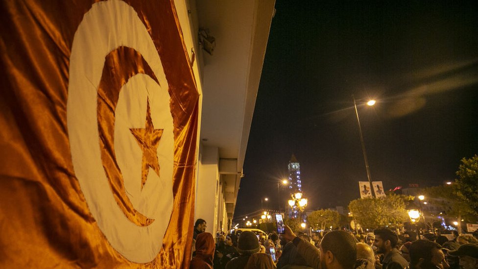 التونسيون "العالقون في شباك الفقر يفقدون الأمل"- الغارديان 1 تجمع للناس في اعتصام احتجاجي على قرارات الرئيس قيس سعيد