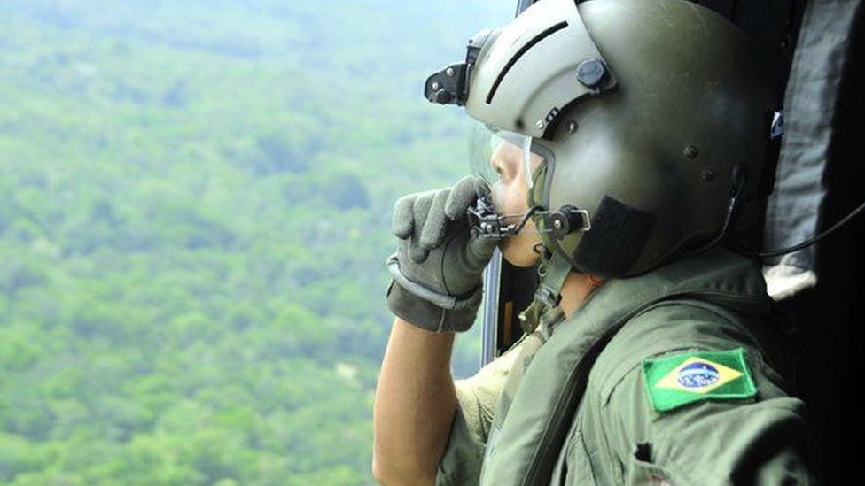 Soldado sobrevoa área amazônica