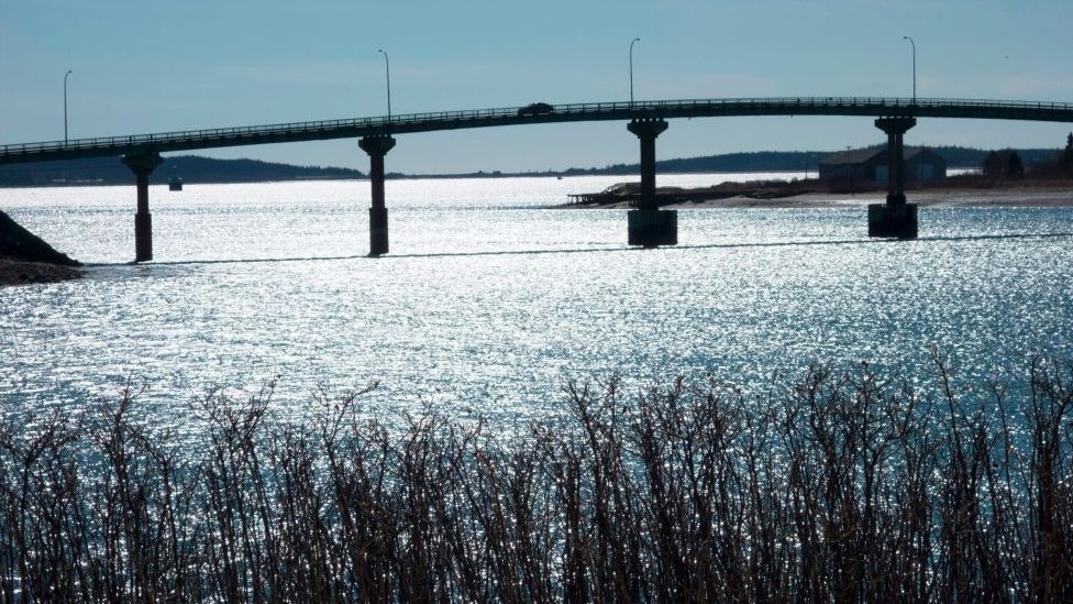 Después del 11 de septiembre de 2001 se recrudecieron los controles migratorios entre los dos países. Después del 11 de septiembre de 2001 se recrudecieron los controles migratorios entre los dos países.