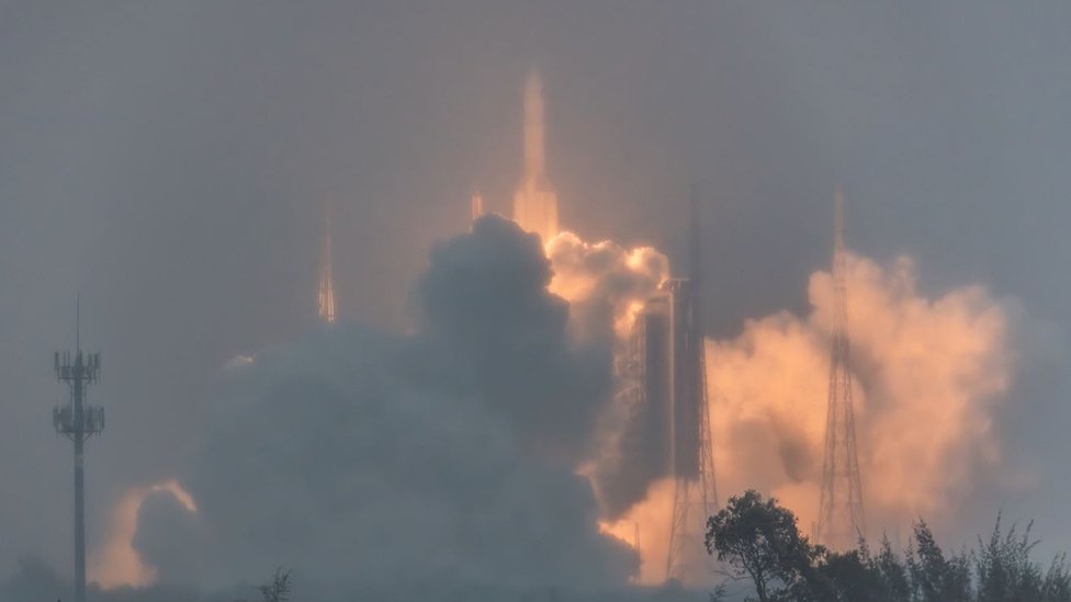 2024年5月3日，嫦娥六號探測器搭乘長征五號運八運載火箭從中國海南省文昌航天發射中心發射升空