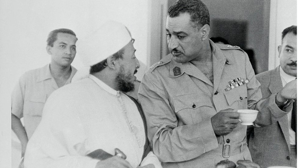 حركة عدم الانحياز: من طموحات مؤتمر باندونغ إلى تحديات اليوم 3 جمال عبد الناصر ورئيس الوزراء اليمني سيف الإسلام الحسن يتناقشان خلال مؤتمر باندونغ