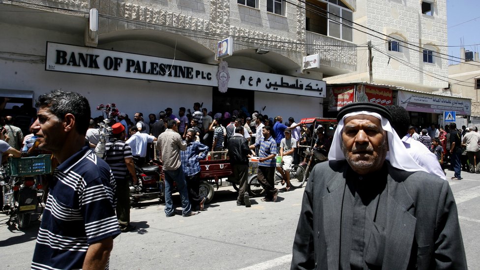 فلسطينيون محتشدون لسحب رواتبهم