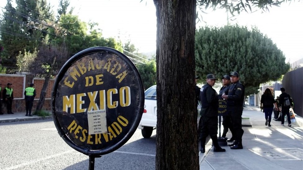 Policías en el exterior de la embajada de México en Bolivia