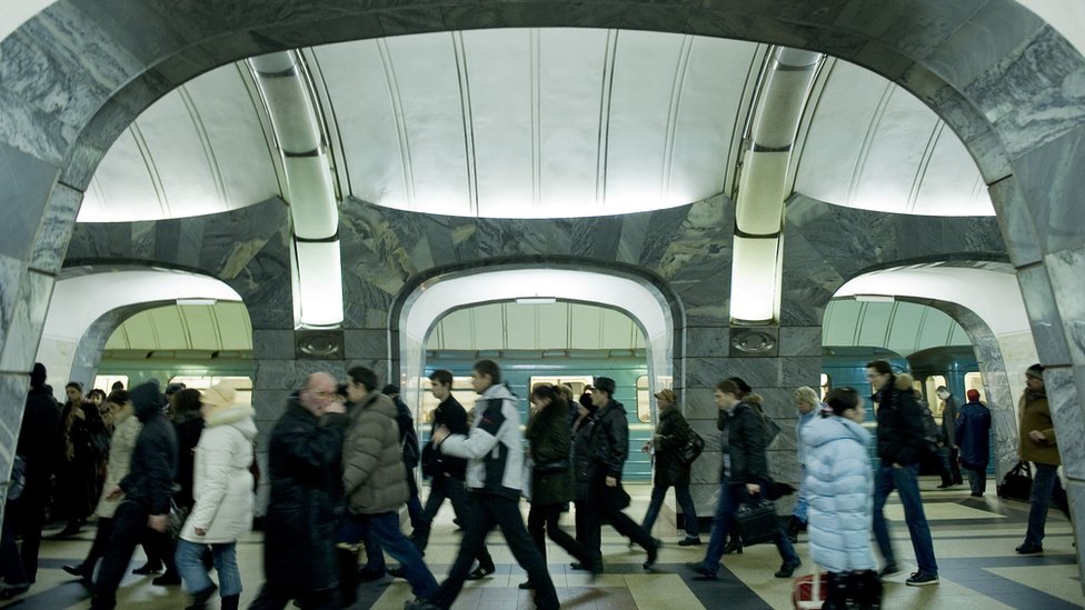 Пассажиры проходят через станцию ??московского метро