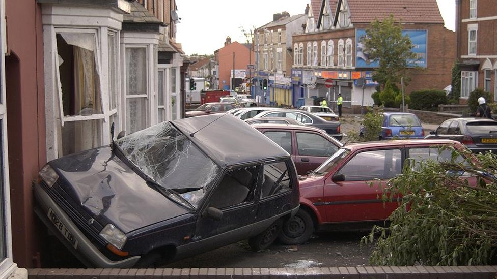 Автомобили и дома, поврежденные торнадо в Бирмингеме