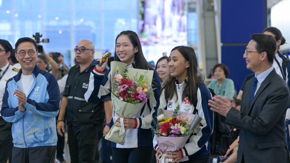 Vivian Kong back to HK at airport