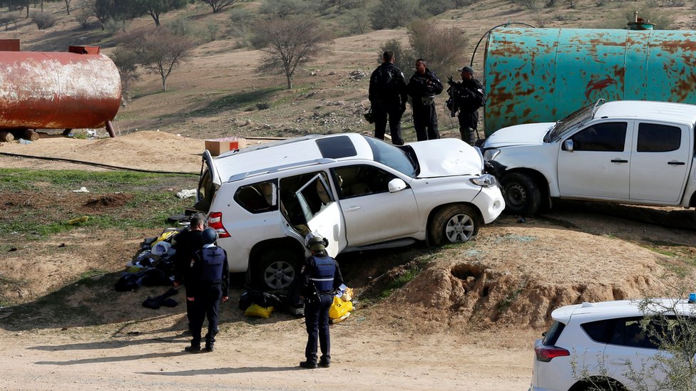 Автомобиль (слева), который, как сообщила израильская полиция, использовался израильтянином арабского происхождения, чтобы врезаться в группу полицейских в Умм-эль-Хиране 18 января 2017 г.
