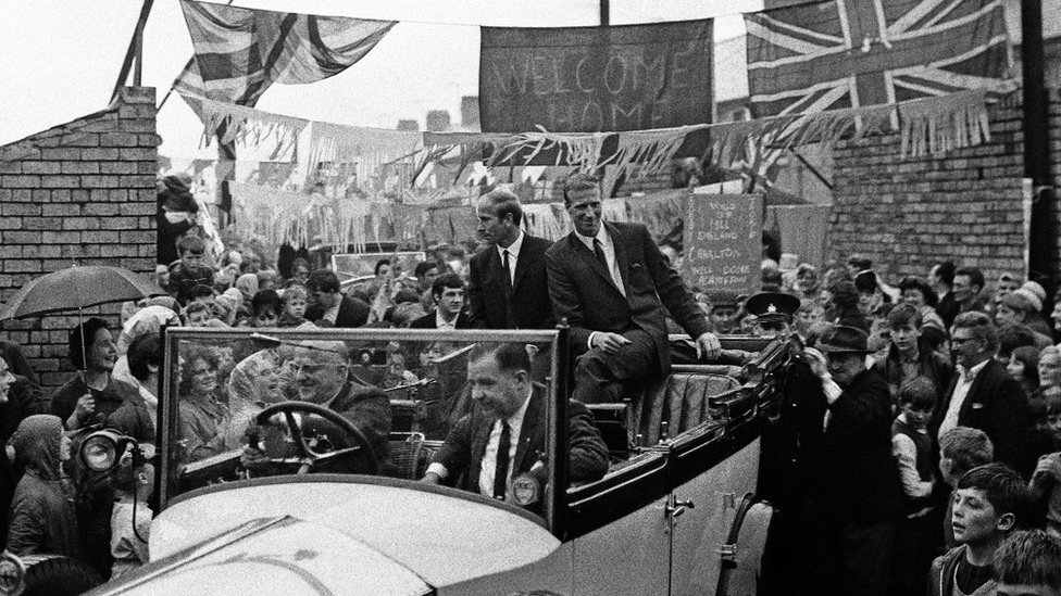 Бобби и Джек Чарльтон покидают дом своей матери в Эшингтоне, чтобы пойти на общественный прием после победы на чемпионате мира 18 августа 1966 года