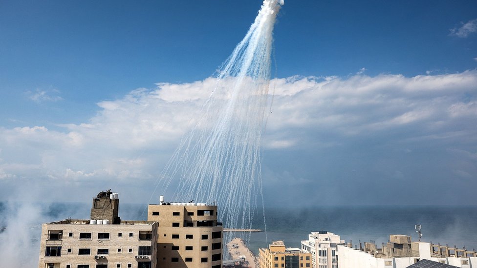 HRW menuduh Israel menggunakan bom fosfor putih.