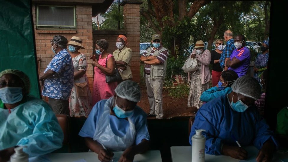 在津巴布韋哈拉雷，老年人在帳篷外排隊等待國藥疫苗接種（2021年3月29日）