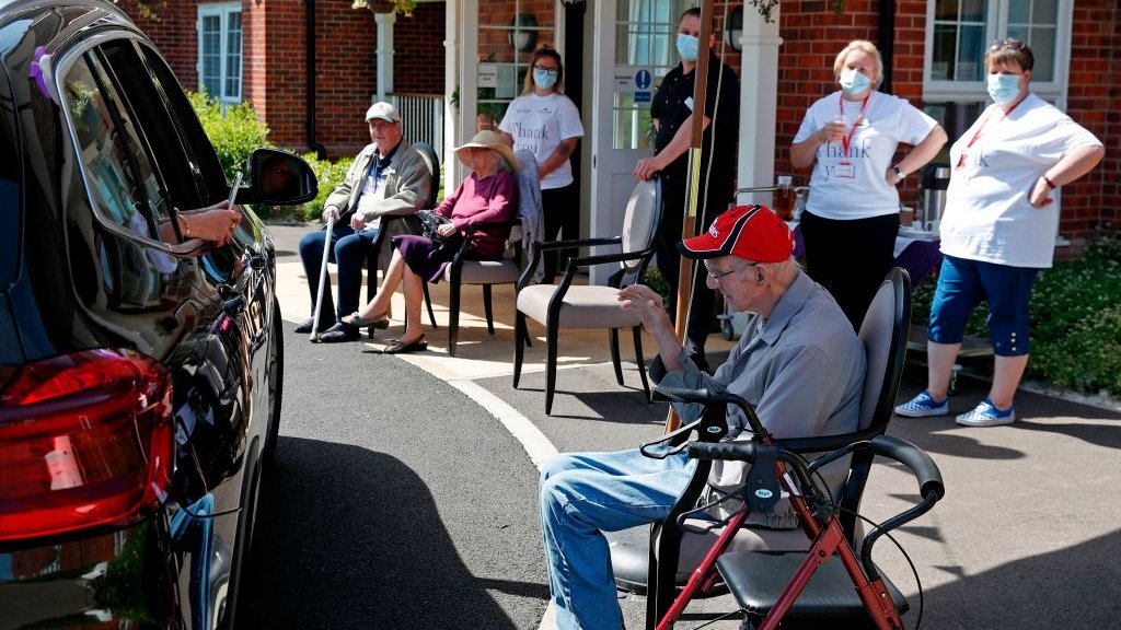 Посетительница фотографирует своего дедушку во время проезда в Грейсвелл, доме престарелых в Аддербери, 28 мая 2020 г.