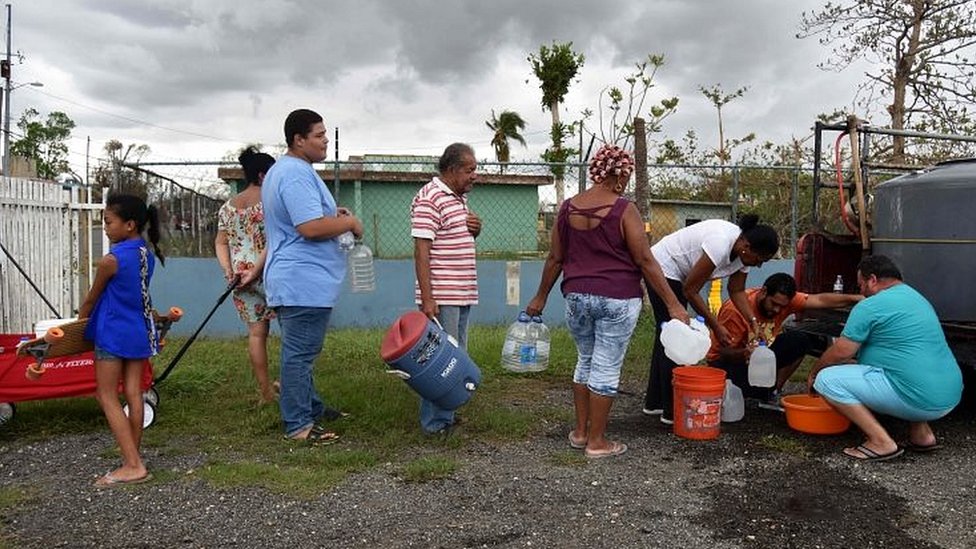 El agua es la principal necesidad en Puerto Rico. Pobladores en San Juan reciben agua