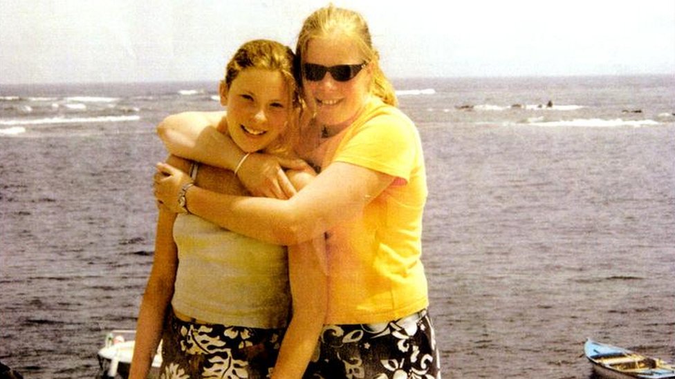 Милли и Джемма на отдыхе на Лансароте в 2001 году