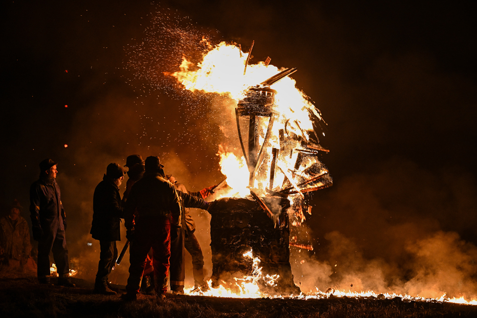 حفل "حرق كليفي" في اسكتلندا والذي يقيام خلاله إحراق برميل معبأ بعصي مبللة بالقطران مثبتة على قمة عمود.
