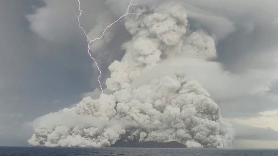 Erupción volcánica cerca de Tonga