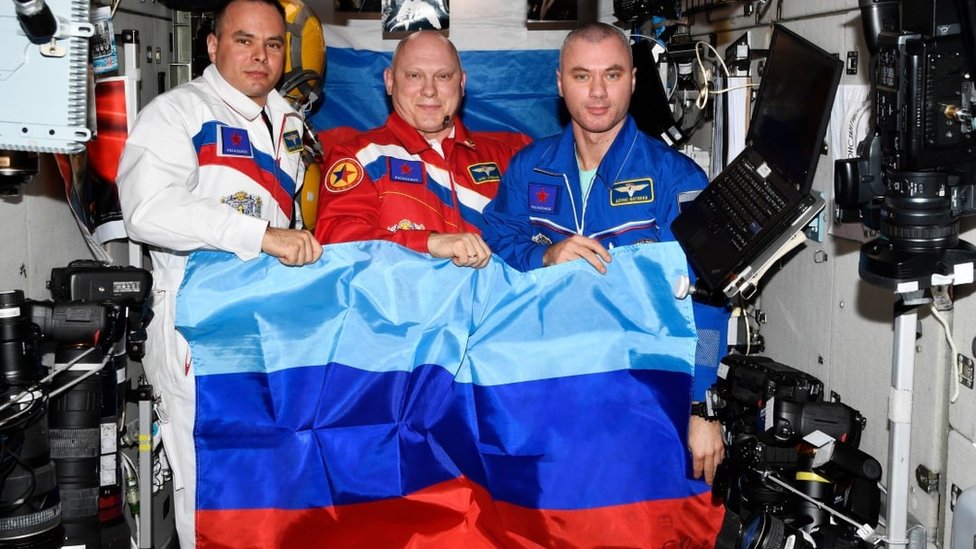 Cosmonautas rusos en el espacio muestran una bandera que apoya la guerra en Ucrania.